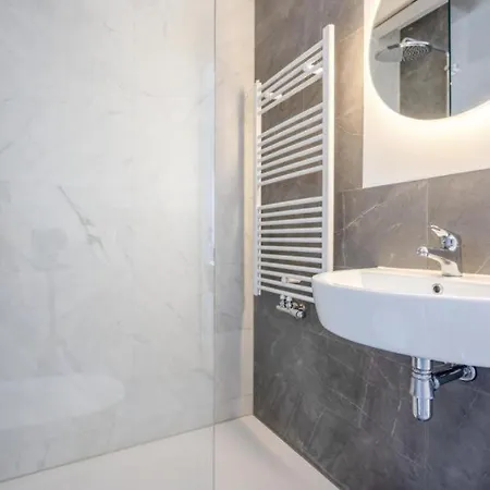 Luxe Suites Roses Alojamento de Acomodação e Pequeno-almoço 2*