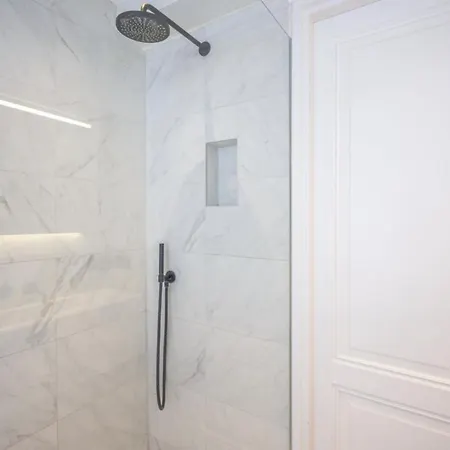 Luxe Suites Roses Alojamento de Acomodação e Pequeno-almoço 2*